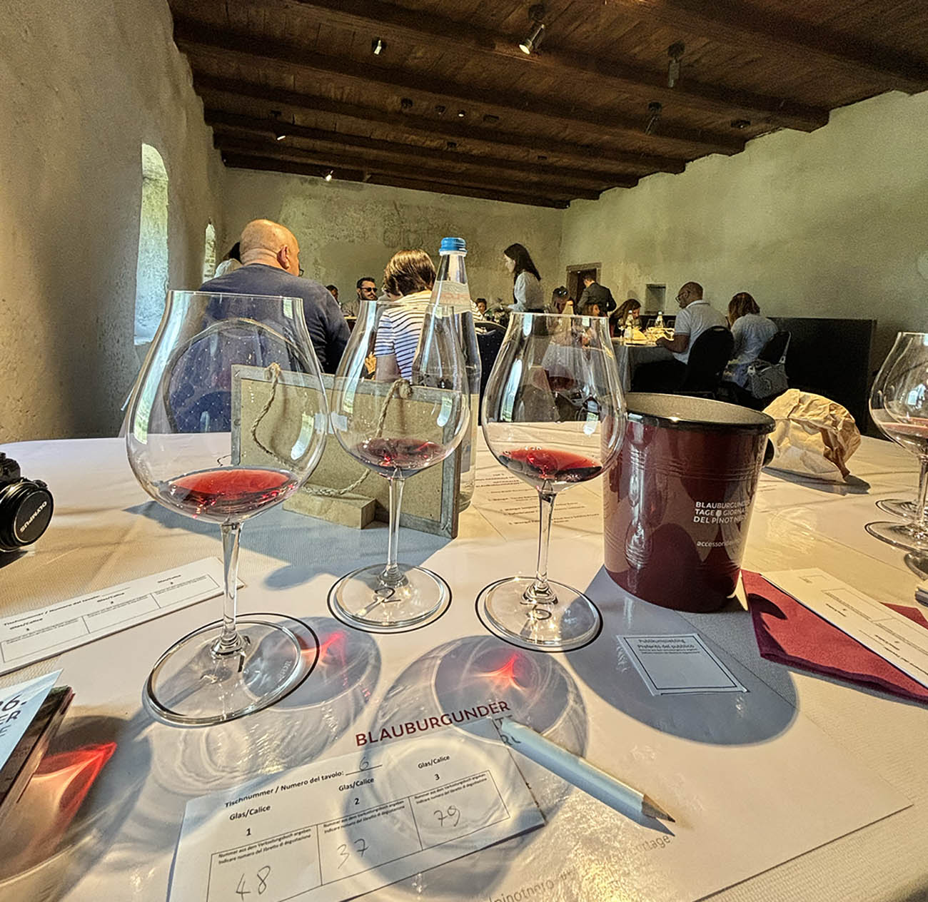 degustazione di calici di pinot nero alle giornate del pinot nero a egna blauburgundertage